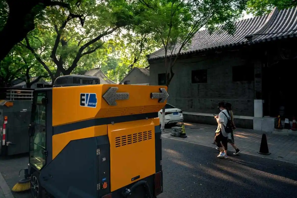 sebuah genset warna kuning di pinggir suatu jalan