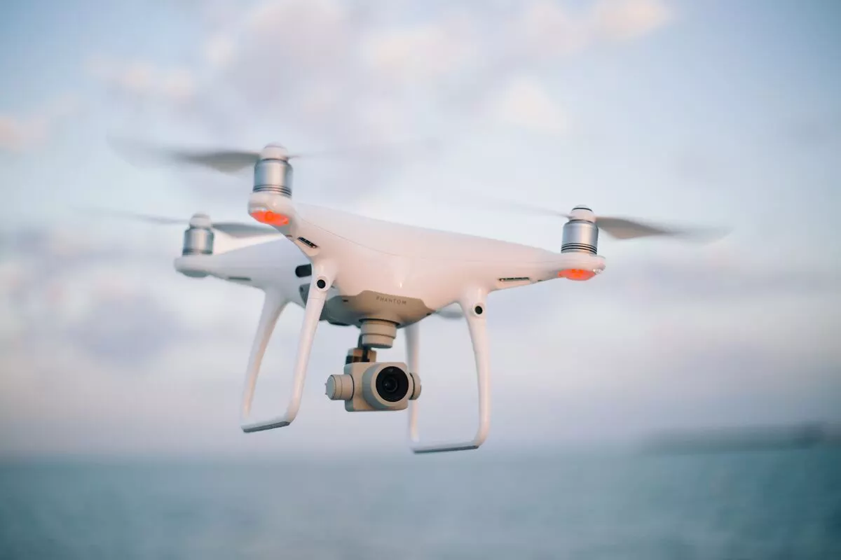 Drone yang sedang membawa kamera