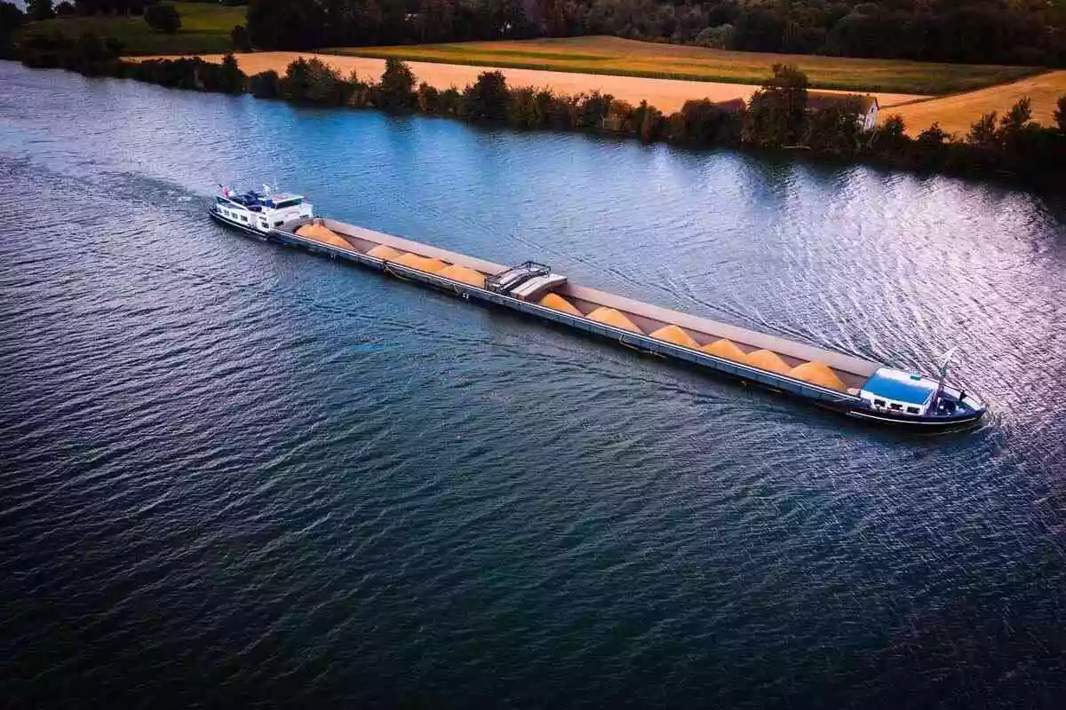 Transportasi laut berupa kapal tongkang sedang mengakut pasir melewati lautan