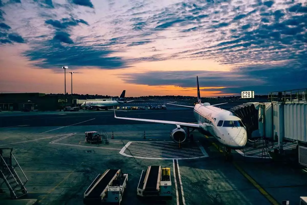 pesawat terbang sedang berada di bandara