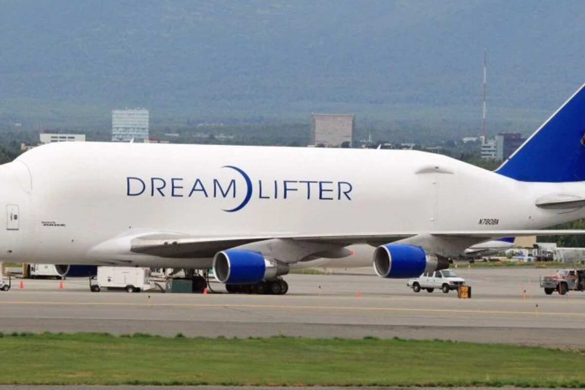 pesawat kargo Boeing 747 Dreamlifter berwarna putih