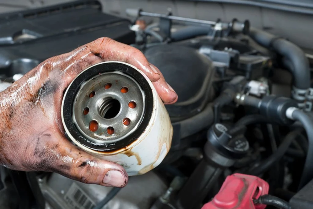 Salah satu cara merawat mesin diesel adalah membersihkan filter oil
